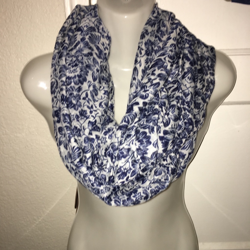 Charlotte Rousse scarf